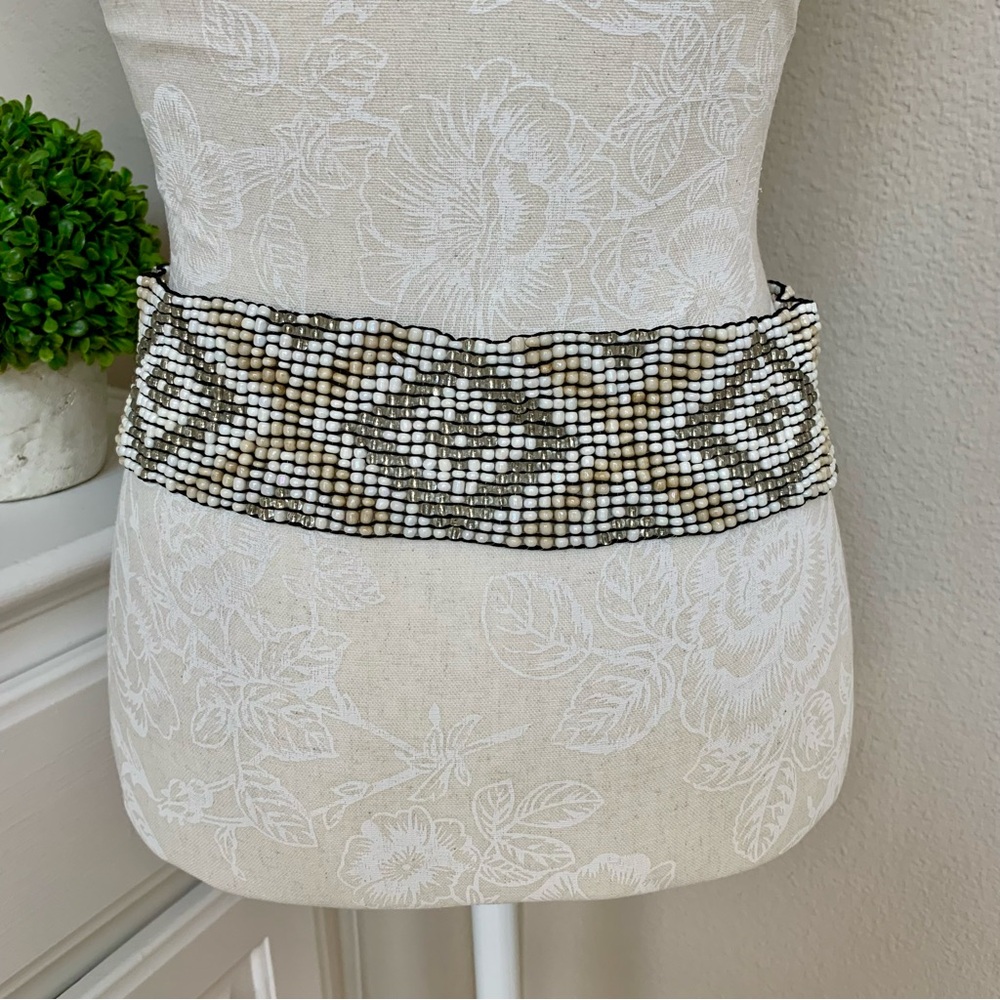 NWOT White & Tan Beaded Geometric Design Stretch Belt with Wood Buckle - Picture 2 of 5